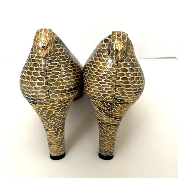 Stuart Weitzman Logo Plainfield Pump Beige Snake Embossed Patent Leather Peep 7 - Picture 8 of 9